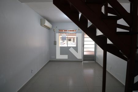 Sala de casa de condomínio para alugar com 2 quartos, 70m² em Rio Branco, Canoas