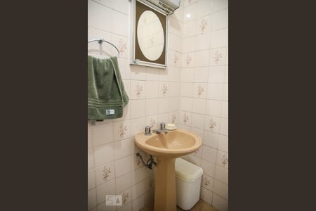 Casa à venda com 390m², 4 quartos e 6 vagasBanheiro da Suíte 2