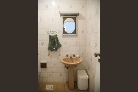 Casa à venda com 390m², 4 quartos e 6 vagasBanheiro da Suíte 2