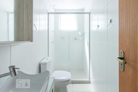 Banheiro de apartamento para alugar com 1 quarto, 40m² em Passo da Areia, Porto Alegre