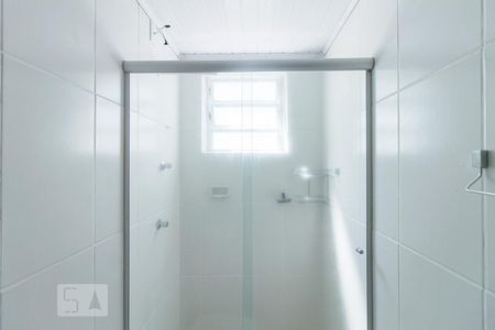 Banheiro de apartamento para alugar com 1 quarto, 40m² em Passo da Areia, Porto Alegre