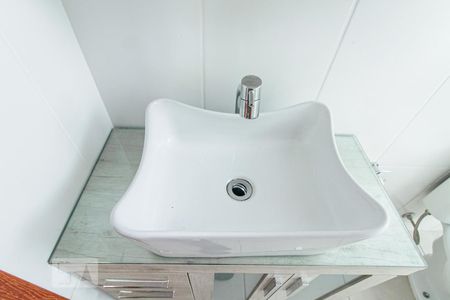 Banheiro - Torneira de apartamento para alugar com 1 quarto, 40m² em Passo da Areia, Porto Alegre