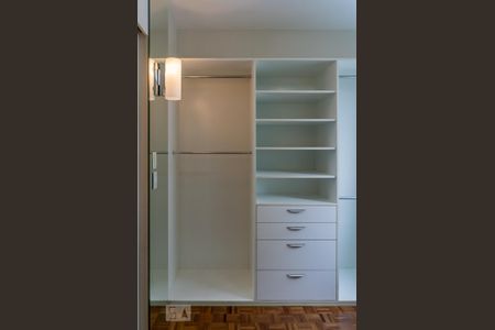Apartamento para alugar com 116m², 2 quartos e 1 vaga Apartamento para alugar com 116m², 2 quartos e 1 vagaCloset