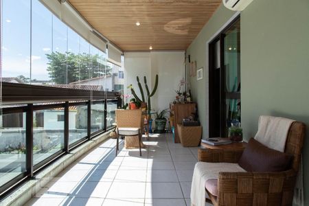 Apartamento à venda com 115m², 2 quartos e 2 vagas Apartamento à venda com 115m², 2 quartos e 2 vagasVaranda