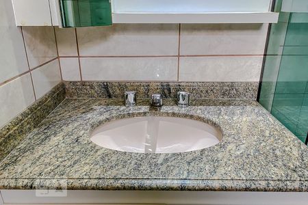 Apartamento para alugar com 155m², 4 quartos e 3 vagasDetalhe Banheiro da Suite