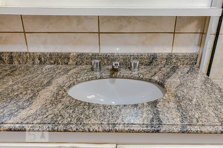 Apartamento para alugar com 155m², 4 quartos e 3 vagasDetalhe Banheiro da Suite 2