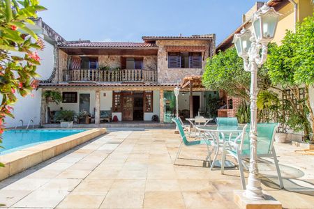 Casa à venda com 493m², 4 quartos e 2 vagas Casa à venda com 493m², 4 quartos e 2 vagasFrente da casa