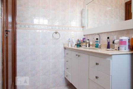 Casa à venda com 493m², 4 quartos e 2 vagas Casa à venda com 493m², 4 quartos e 2 vagasBanheiro da suíte 2