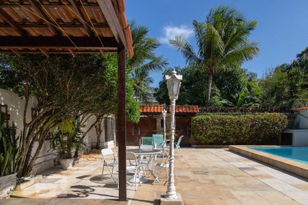 Casa à venda com 493m², 4 quartos e 2 vagas Casa à venda com 493m², 4 quartos e 2 vagasVaranda