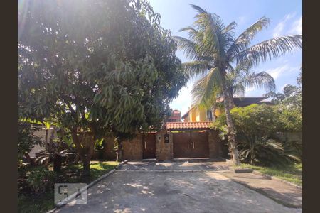 Casa à venda com 493m², 4 quartos e 2 vagas Casa à venda com 493m², 4 quartos e 2 vagasFachada da casa