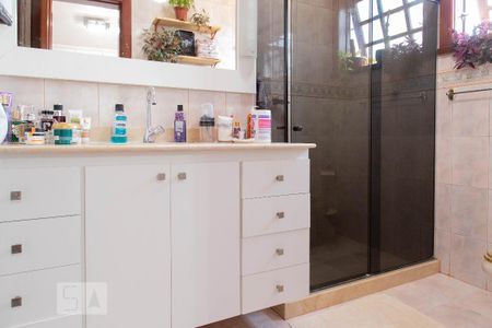 Casa à venda com 493m², 4 quartos e 2 vagas Casa à venda com 493m², 4 quartos e 2 vagasBanheiro da suíte 2