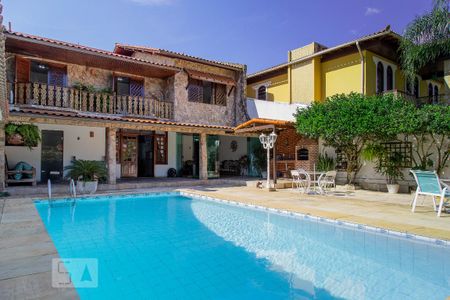 Casa à venda com 493m², 4 quartos e 2 vagas Casa à venda com 493m², 4 quartos e 2 vagasPiscina