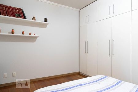 Casa à venda com 493m², 4 quartos e 2 vagas Casa à venda com 493m², 4 quartos e 2 vagasQuarto