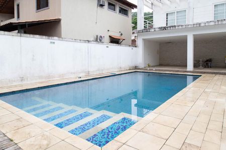 Casa à venda com 500m², 4 quartos e 2 vagas Casa à venda com 500m², 4 quartos e 2 vagasPiscina privativa