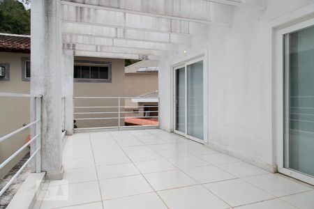 Casa à venda com 500m², 4 quartos e 2 vagas Casa à venda com 500m², 4 quartos e 2 vagasVaranda suíte 2 e 3