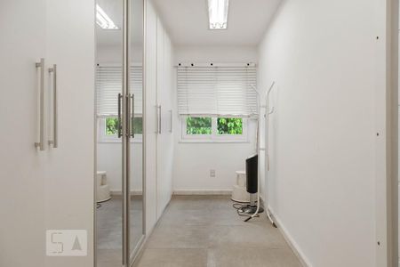 Casa à venda com 500m², 4 quartos e 2 vagas Casa à venda com 500m², 4 quartos e 2 vagasCloset