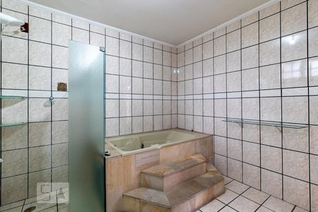 Casa à venda com 341m², 4 quartos e 8 vagasBanheiro da Suíte