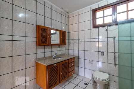 Casa à venda com 341m², 4 quartos e 8 vagasBanheiro da Suíte
