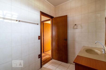 Casa à venda com 341m², 4 quartos e 8 vagasBanheiro 2