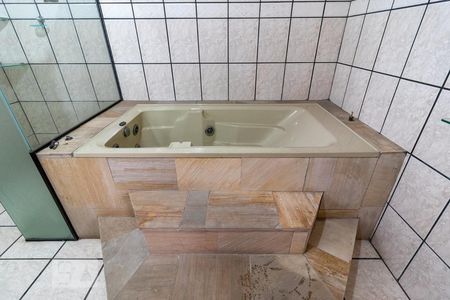 Casa à venda com 341m², 4 quartos e 8 vagasBanheiro da Suíte - Banheira