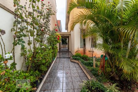 Casa à venda com 341m², 4 quartos e 8 vagasJardim Frontal - Corredor de Entrada