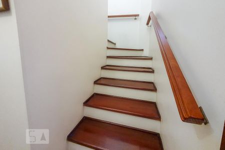 Casa para alugar com 150m², 3 quartos e 2 vagas Casa para alugar com 150m², 3 quartos e 2 vagasEscada