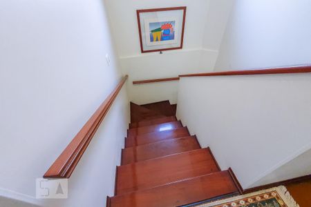 Casa para alugar com 150m², 3 quartos e 2 vagas Casa para alugar com 150m², 3 quartos e 2 vagasEscada