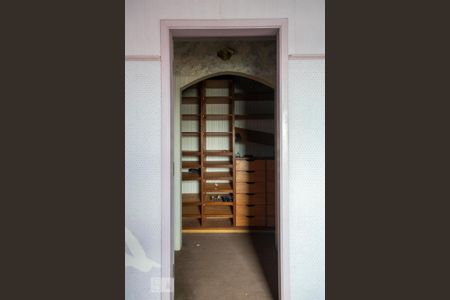 Casa à venda com 550m², 5 quartos e 6 vagas Casa à venda com 550m², 5 quartos e 6 vagasQUARTO 3 CLOSET