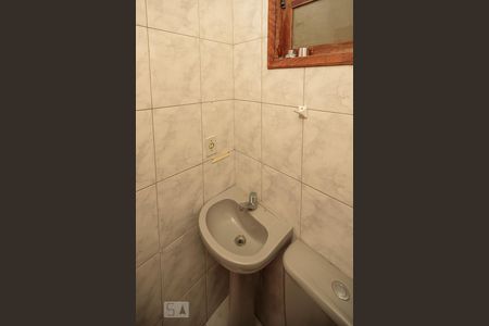 Banheiro de kitnet/studio para alugar com 1 quarto, 35m² em Sampaio, Rio de Janeiro