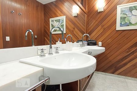 Casa de condomínio à venda com 650m², 4 quartos e 9 vagasDetalhe banheiro suíte master - Pias