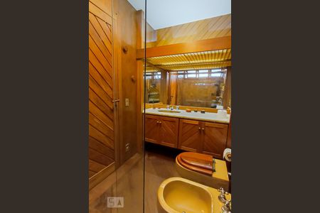 Casa de condomínio à venda com 650m², 4 quartos e 9 vagasBanheiro da suíte