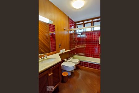 Casa de condomínio à venda com 650m², 4 quartos e 9 vagasBanheiro social