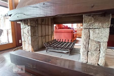 Casa de condomínio à venda com 650m², 4 quartos e 9 vagasDetalhe sala - Lareira