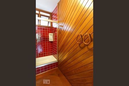 Casa de condomínio à venda com 650m², 4 quartos e 9 vagasBanheiro social