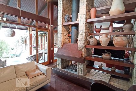 Sala conjugada com lareira de casa de condomínio à venda com 4 quartos, 650m² em Alphaville, Santana de Parnaíba