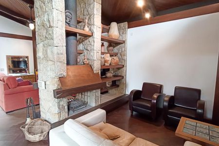 Sala conjugada com lareira de casa de condomínio à venda com 4 quartos, 650m² em Alphaville, Santana de Parnaíba