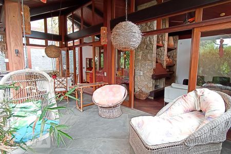 Casa de condomínio à venda com 650m², 4 quartos e 9 vagasVaranda da sala