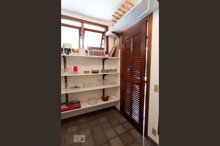 Casa de condomínio à venda com 650m², 4 quartos e 9 vagasDispensa