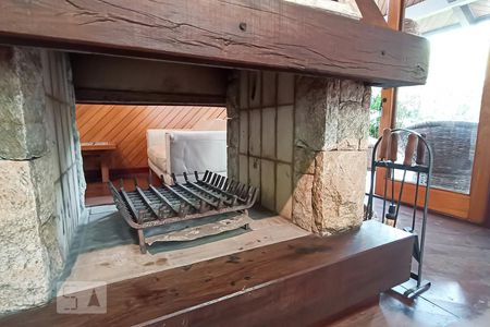 Casa de condomínio à venda com 650m², 4 quartos e 9 vagasDetalhe sala - Lareira