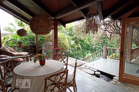 Casa de condomínio à venda com 650m², 4 quartos e 9 vagasVaranda da sala