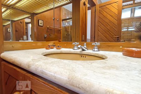 Casa de condomínio à venda com 650m², 4 quartos e 9 vagasDetalhe banheiro da suíte - Pia