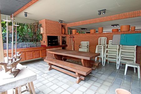 Casa de condomínio à venda com 650m², 4 quartos e 9 vagasÁrea gourmet com churrasqueira