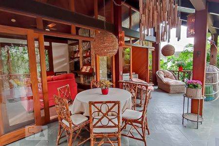 Casa de condomínio à venda com 650m², 4 quartos e 9 vagasVaranda da sala