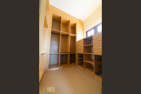 Casa à venda com 300m², 4 quartos e 5 vagas Casa à venda com 300m², 4 quartos e 5 vagasCloset suíte master 02