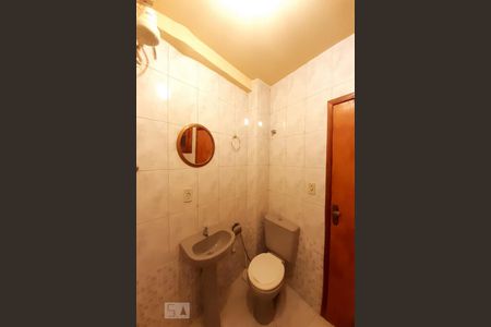 Banheiro Social de kitnet/studio para alugar com 1 quarto, 30m² em Sampaio, Rio de Janeiro