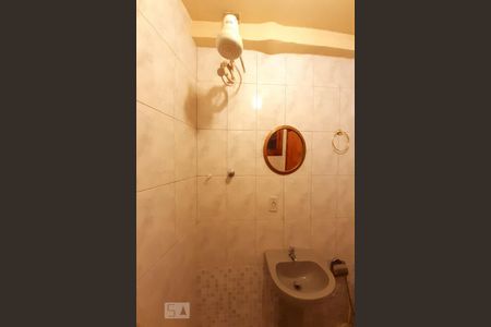 Banheiro Social de kitnet/studio para alugar com 1 quarto, 30m² em Sampaio, Rio de Janeiro
