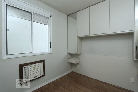 QUARTO 1 de apartamento para alugar com 2 quartos, 74m² em Humaitá, Porto Alegre