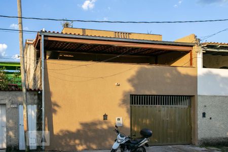 Casa à venda com 340m², 3 quartos e 6 vagas Casa à venda com 340m², 3 quartos e 6 vagasFachada
