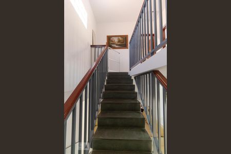 Casa à venda com 300m², 5 quartos e 4 vagasEscada