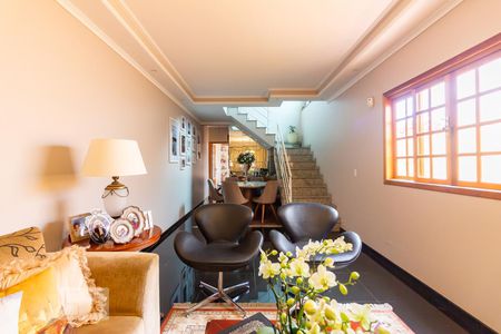 Casa à venda com 300m², 4 quartos e 4 vagasSala